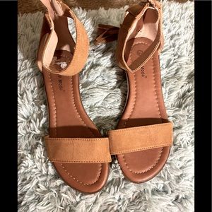 Very cute wrap around ankle sandal. Zips  in the back with fringe on the zipper